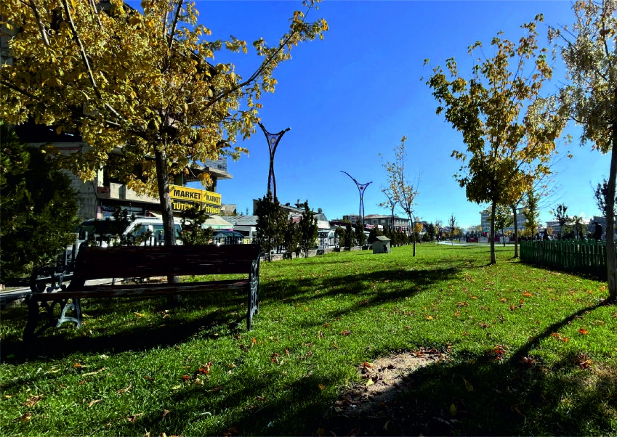 ERCİŞ BELEDİYESİ’NDEN PARK VE  BAHÇELERDE SONBAHAR TEMİZLİĞİ