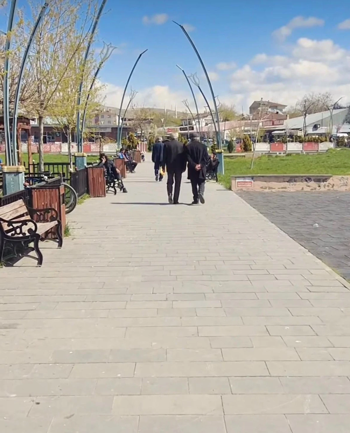 Erciş Belediyesi&rsquo;nden Parklarda Bakım ve Temizlik Seferberliği