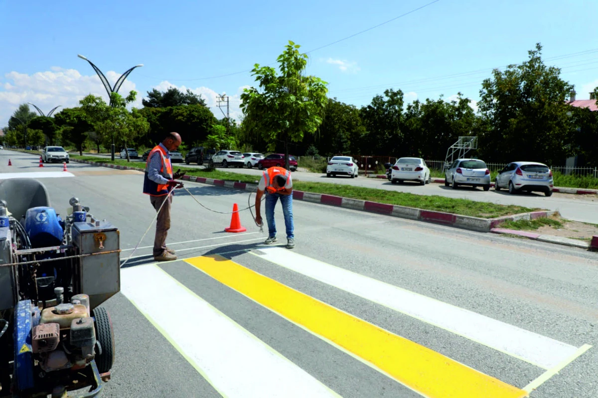 Erciş Belediyesi’nden Yaya Geçidi ve Kasis Boyama Çalışması