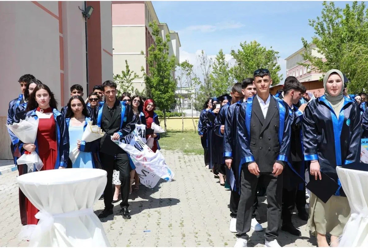 Erciş Fen Lisesi&rsquo;nde Mezuniyet Coşkusu
