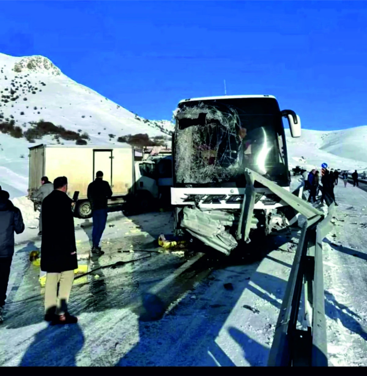 ERCİŞ FİRMASINA AİT YOLCU OTOB&Uuml;S&Uuml; KAZA YAPTI