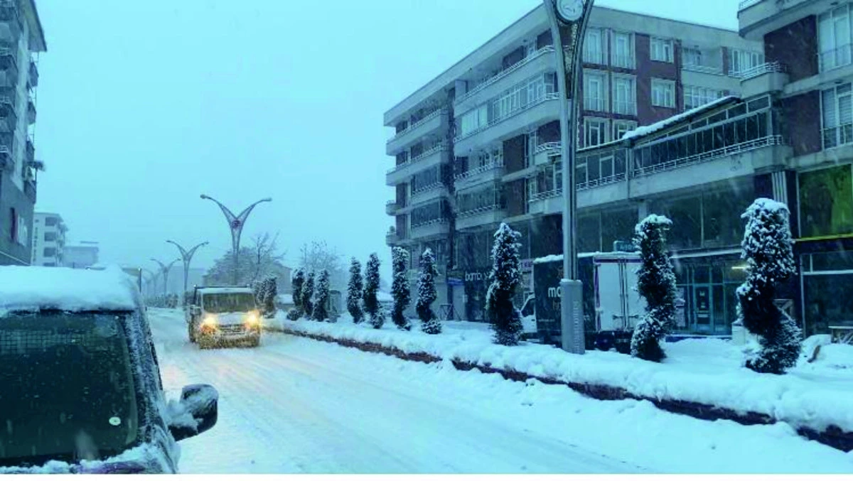 Erciş G&uuml;ne Kar Yağışıyla Başladı