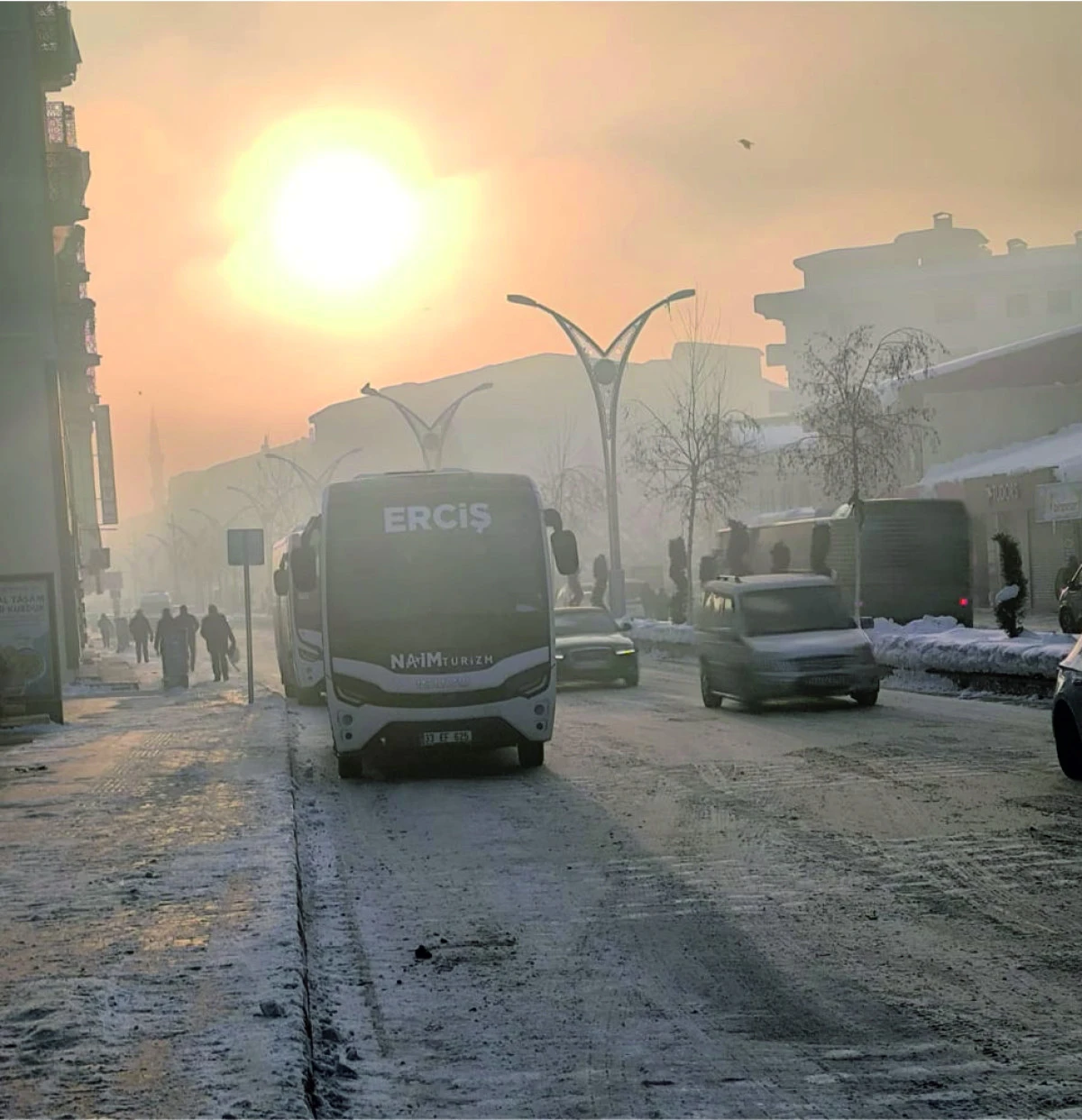ERCİŞ G&Uuml;NE SİSLİ HAVA İLE UYANDI