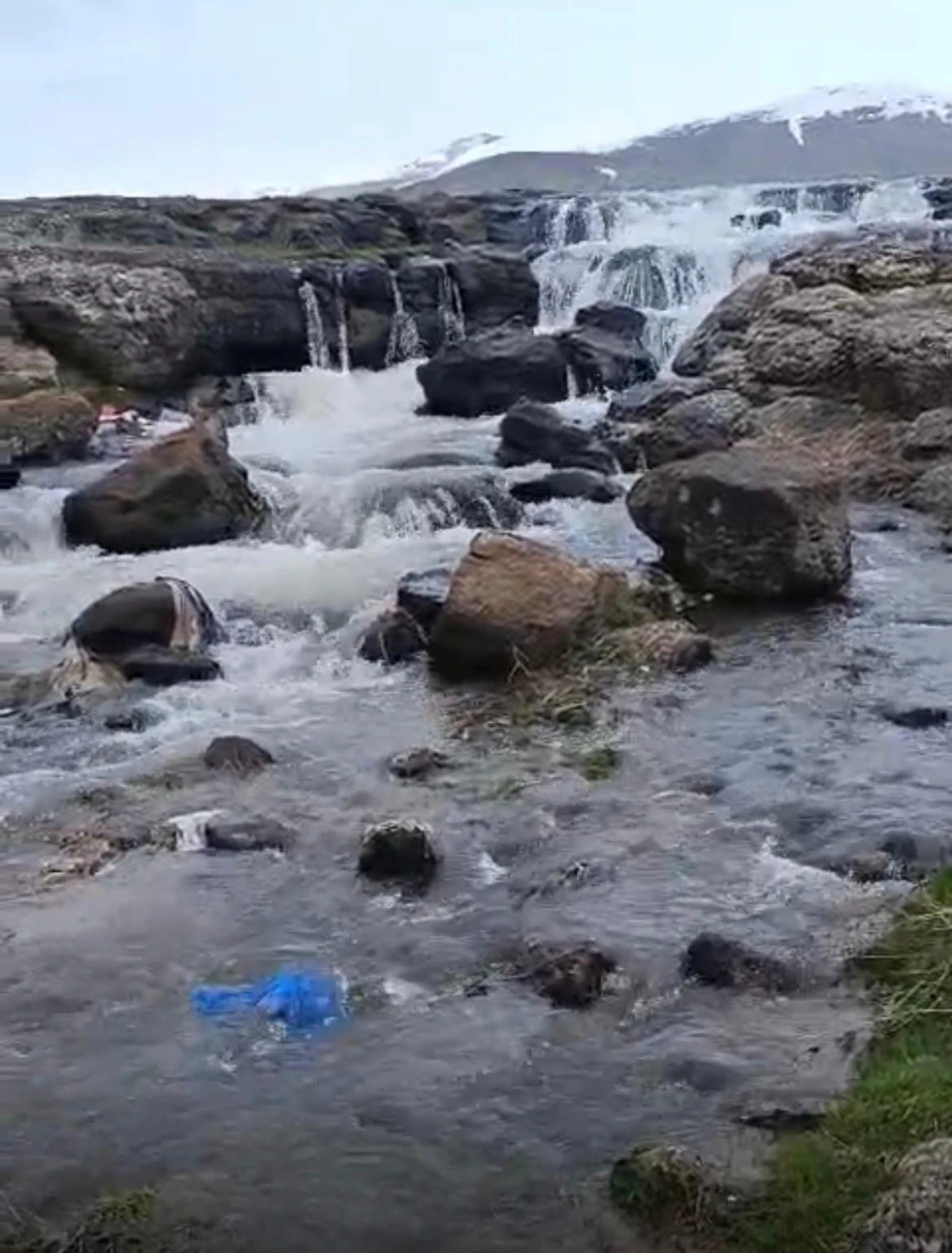 Erciş Gurgure Şelalesi Hayran Bırakıyor