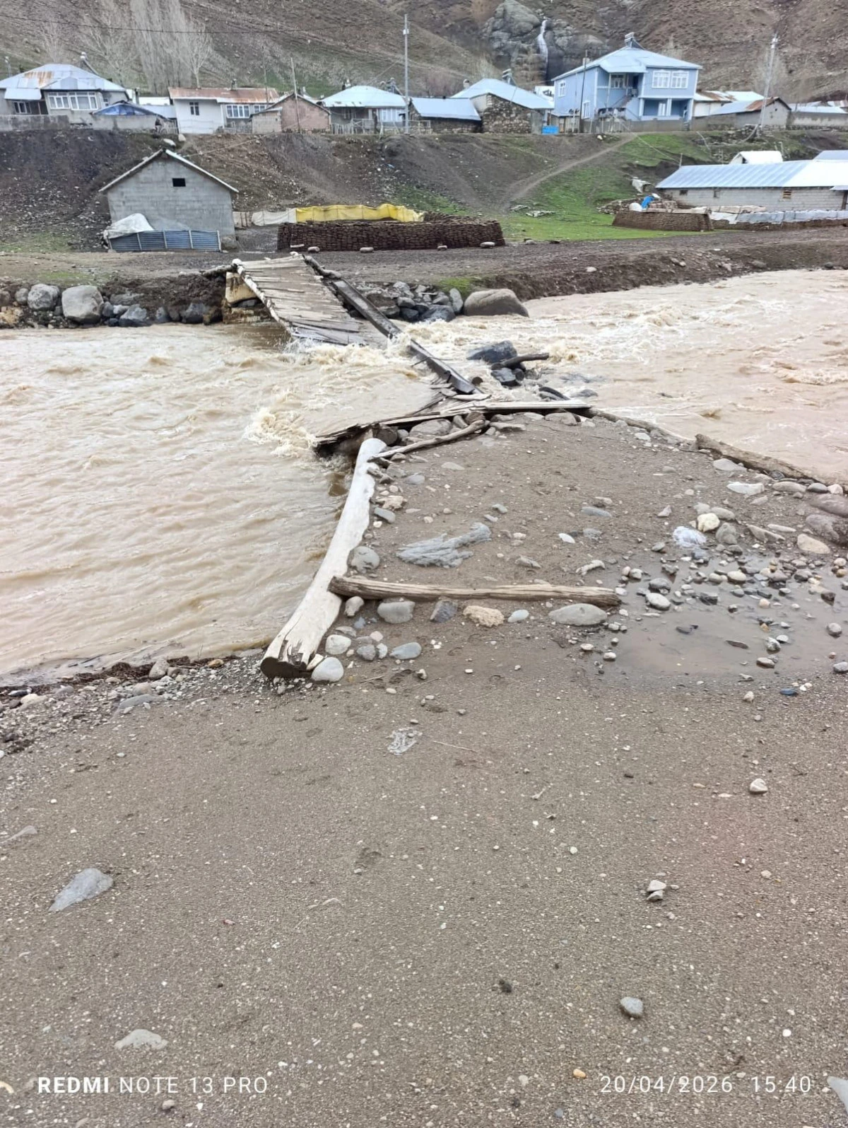 Erciş Hasan Abdal Mahallesi&rsquo;nde Sel Alarmı: K&ouml;pr&uuml; Kullanılamaz Hale Geldi