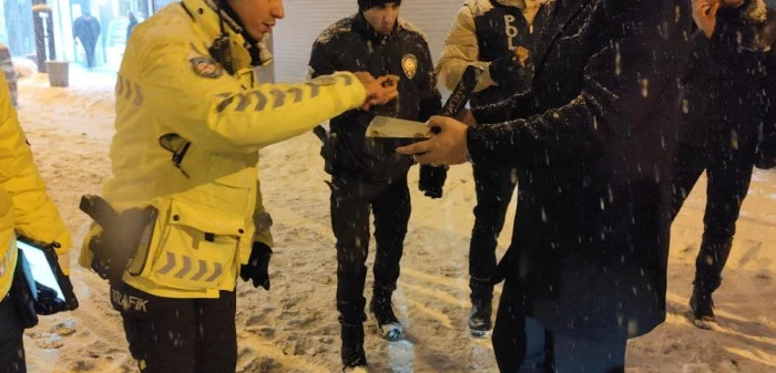 Erciş Kaymakamı Karaloğlu g&uuml;venlik g&uuml;&ccedil;lerinin yeni yılını kutladı