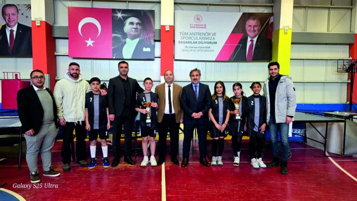 Erciş, Kocapınar Mevlana Ortaokulu&rsquo;ndan &Ccedil;ifte Şampiyonluk Gururu