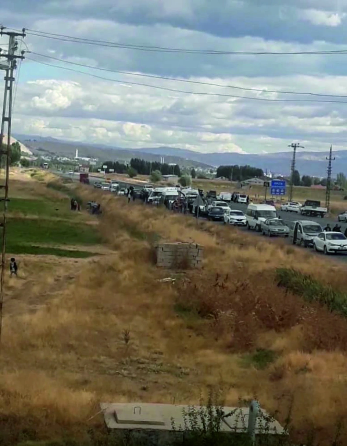 Erciş Nişancı Mahallesi’nde trafik kazası oldu. İki kişi yaralandı