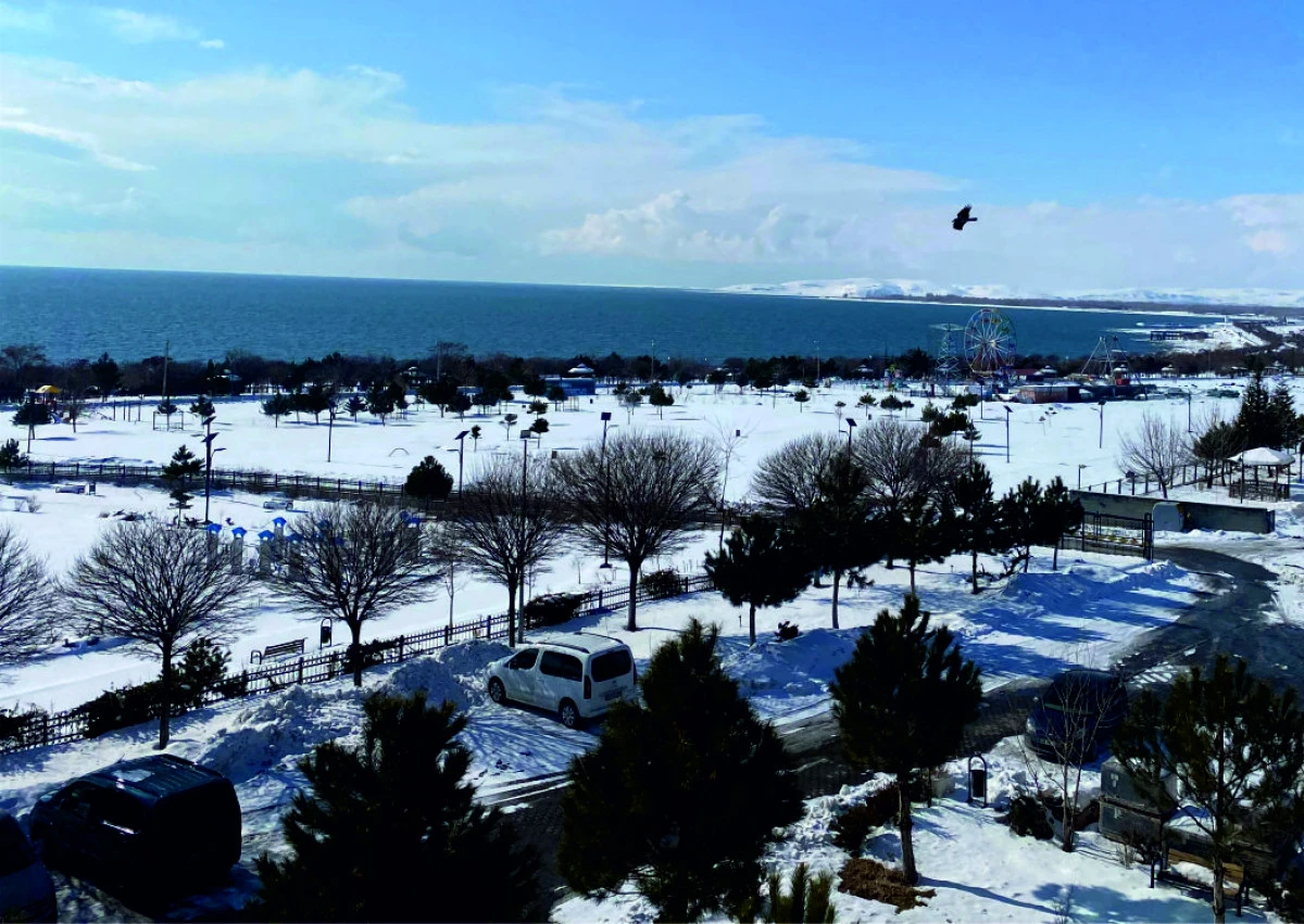 ERCİŞ &Ouml;ĞRETMENEVİ  MANZARASIYLA B&Uuml;Y&Uuml;L&Uuml;YOR