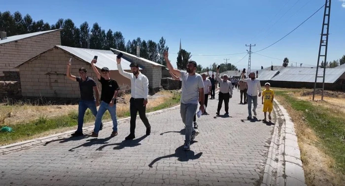 Erciş Pınarlı mahallesinde,tefonla konuşmak için minareye çıkıyorlar
