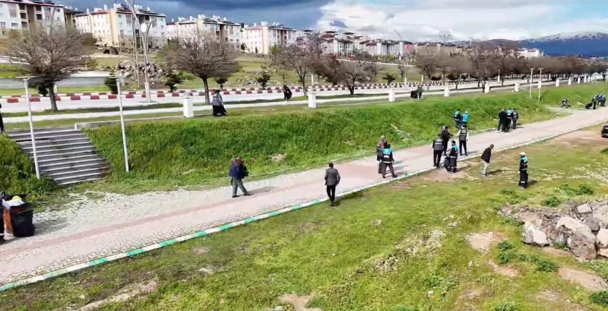 Erciş Sahil Yolu Temizlendi
