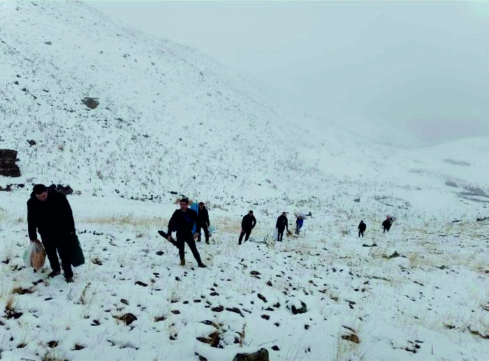 Erciş’in Yüksek Rakımlı Bölgelerine Mevsimin İlk Karı Düştü