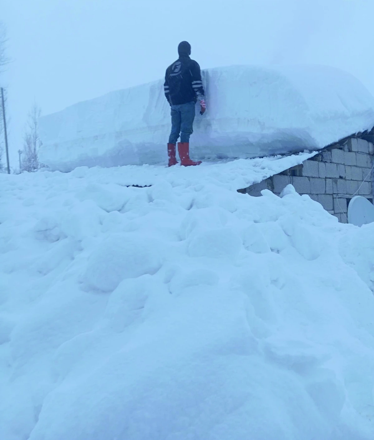 Erciş&rsquo;in Y&uuml;ksek Rakımlı Mahallelerinde Kar Bir Metreyi Aştı: Hayat Zorlaştı