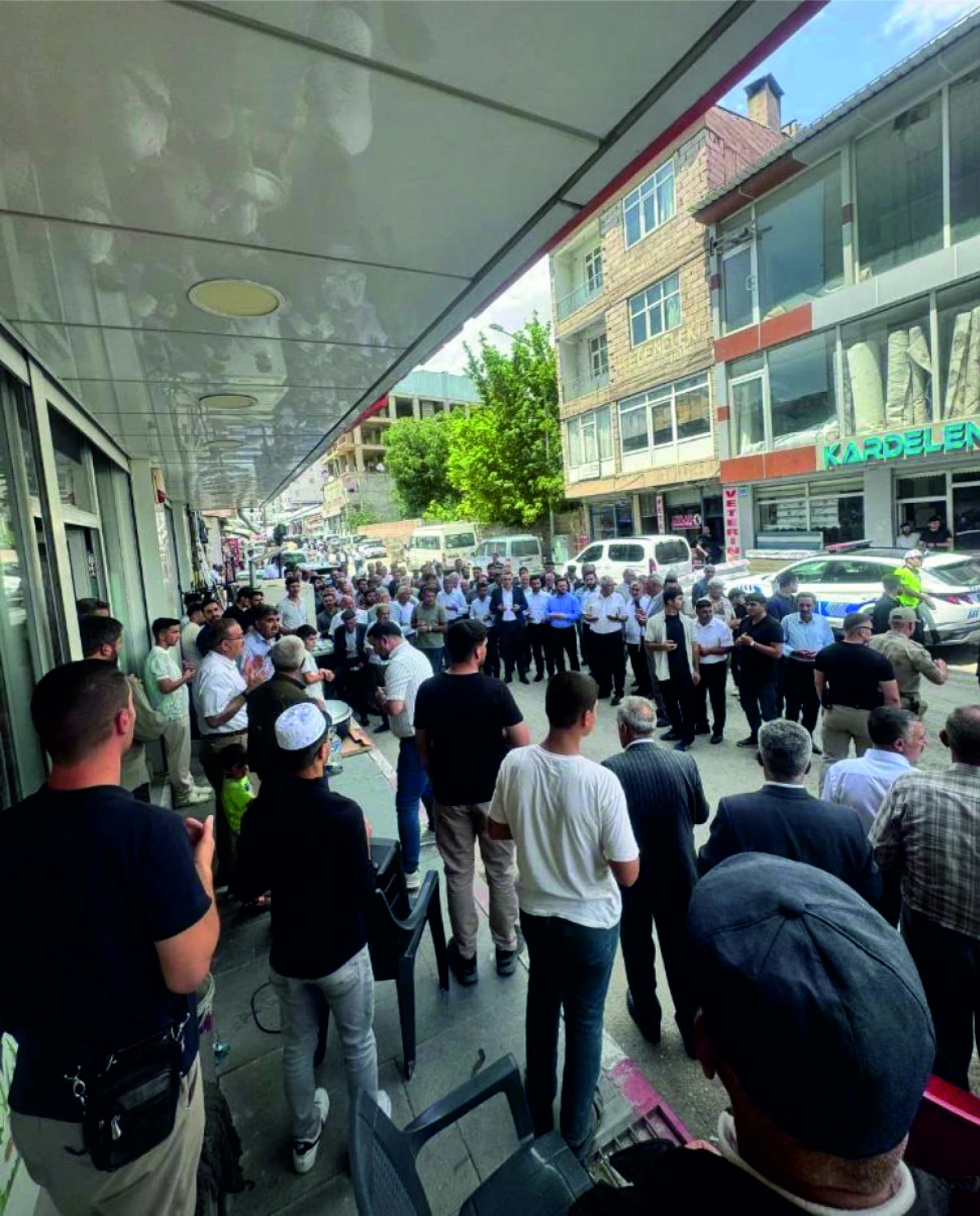 ERCİŞLİ HAYIRSEVER  İŞ İNSANI  AŞURE DAĞITTI