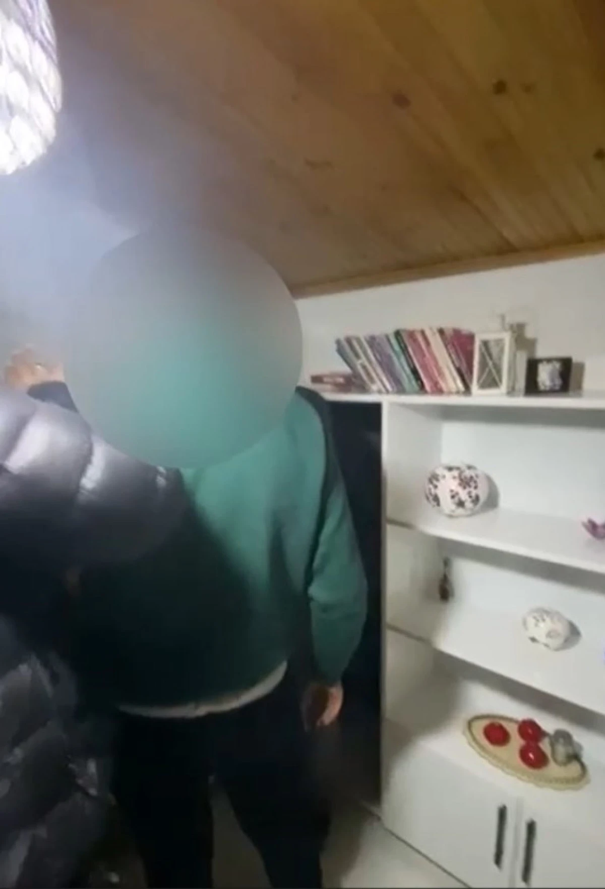 Erciş'te 12,5 yıl kesinleşmiş hapis cezası bulunan müdür gizli bölmede yakalandı