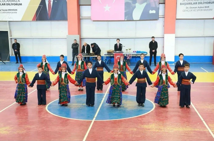 Erciş&rsquo;te 19 Mayıs coşkusu salonlara sığmadı