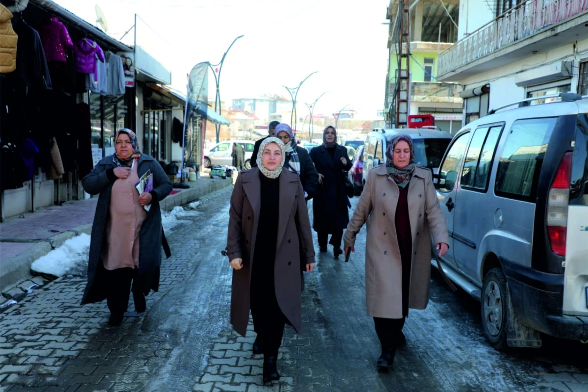 Erciş&rsquo;te 8 Mart Dolayısıyla Broş&uuml;r Dağıtımı Yapıldı