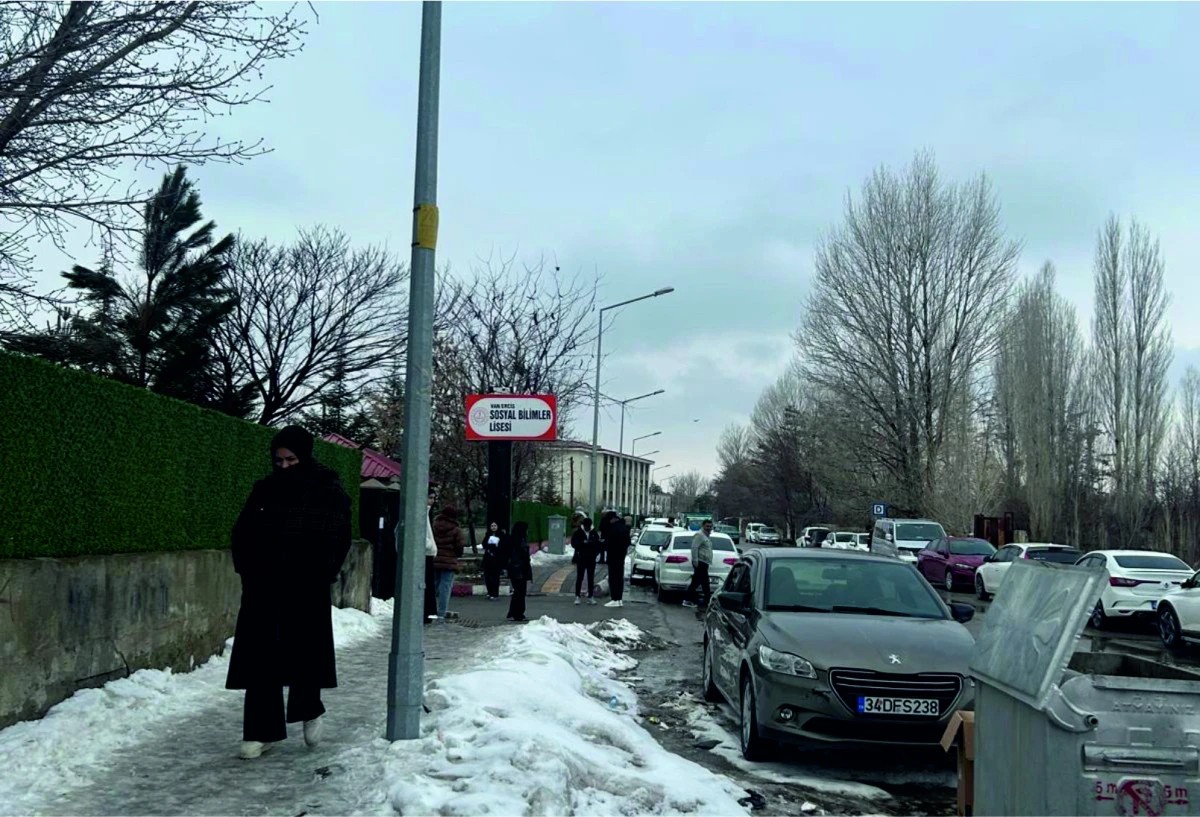 Erciş&rsquo;te A&ccedil;ık&ouml;ğretim Lisesi Sınavının İlk Oturumu Sorunsuz Tamamlandı