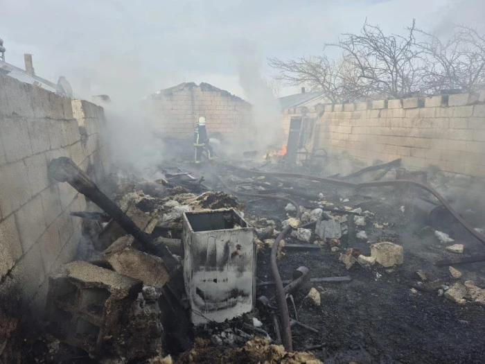 Er&ccedil;iş'te ahır ve odunluk yangını