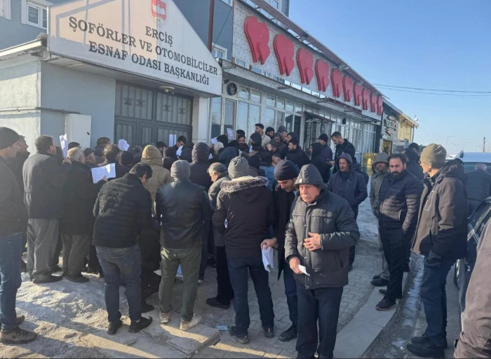 Erciş&rsquo;te APP Plaka Kuyruğu: Şof&ouml;rler Odası &Ouml;n&uuml;nde Sabah Yoğunluğu