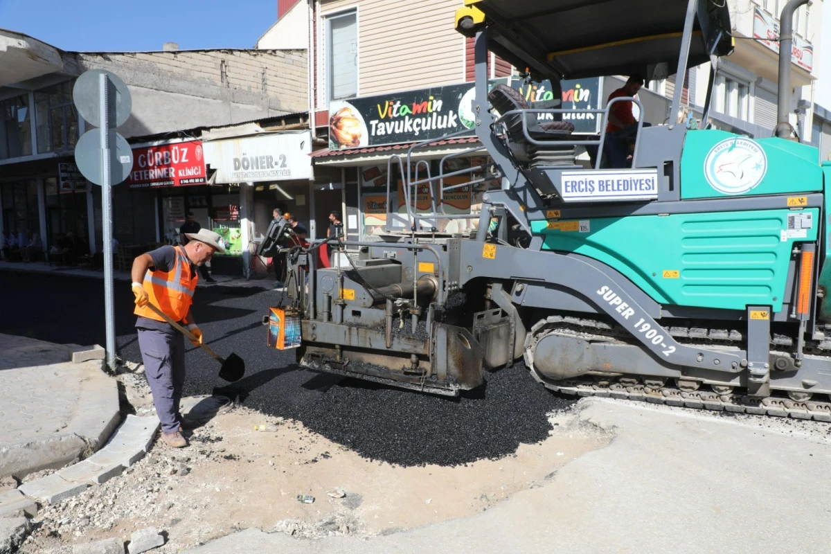 Erciş&rsquo;te Asfalt &Ccedil;alışmaları Hız Kesmeden S&uuml;r&uuml;yor