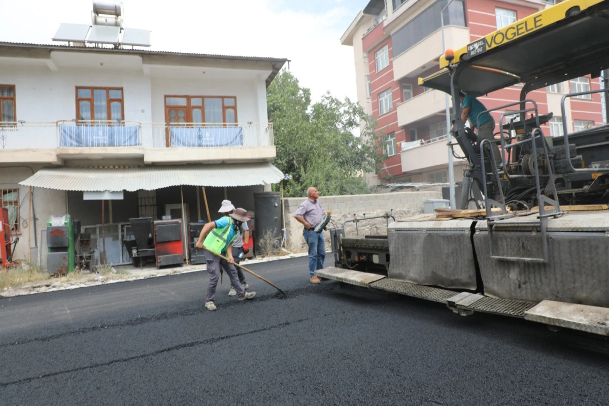 Erciş&rsquo;te Asfalt &Ccedil;alışmaları S&uuml;r&uuml;yor