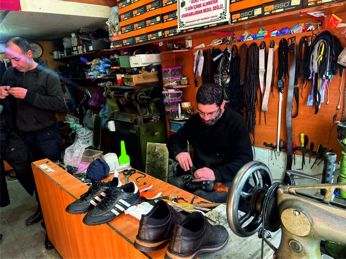 Erciş&rsquo;te Ayakkabı Tamirciliği Can &Ccedil;ekişiyor