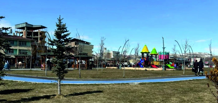 Erciş&rsquo;te Bahar Havası: Vatandaşlar Bayram &Ouml;ncesi Sokaklara Akın Etti