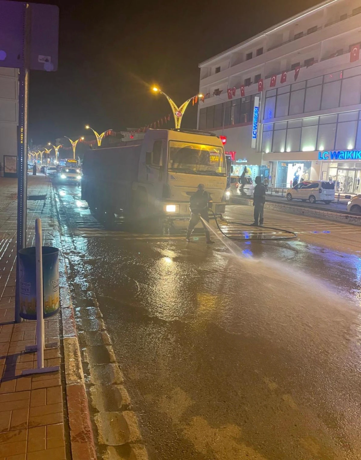 Erciş&rsquo;te Bahar Temizliği: Ana Caddeler Gece Yıkanıyor
