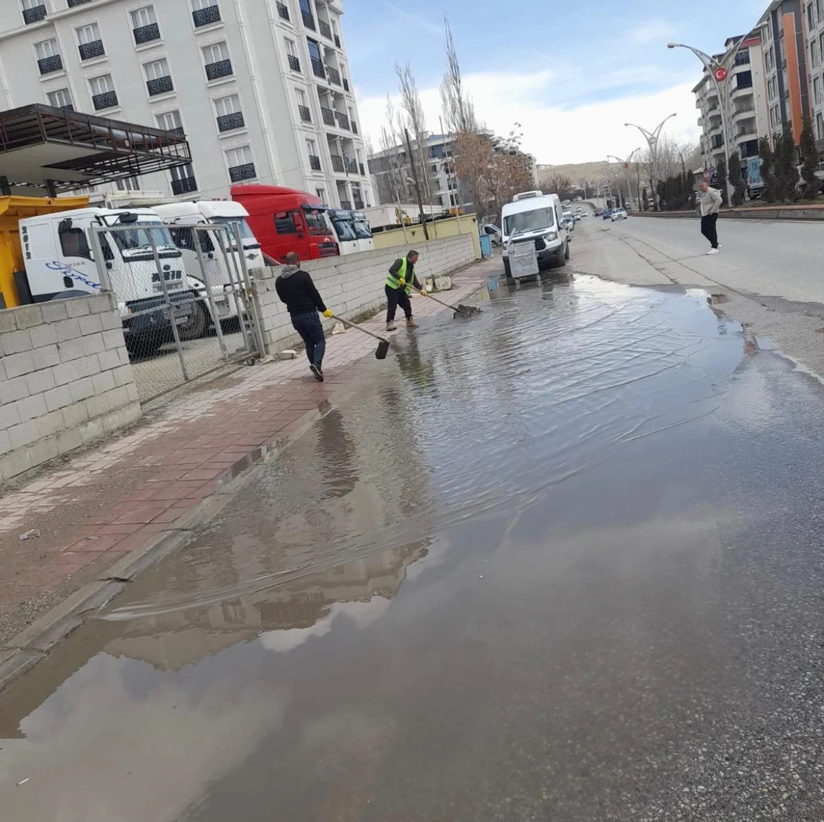 Erciş&rsquo;te Bahar Temizliği: Tıkanan Logarlar A&ccedil;ılıyor, Caddeler Bakıma Alındı