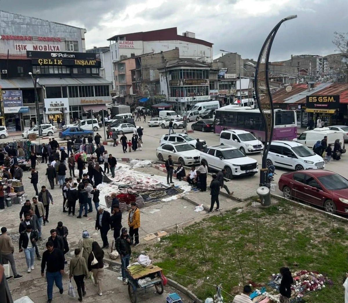 Erciş&rsquo;te Bayram Yoğunluğu &Ccedil;arşıyı Taşırdı