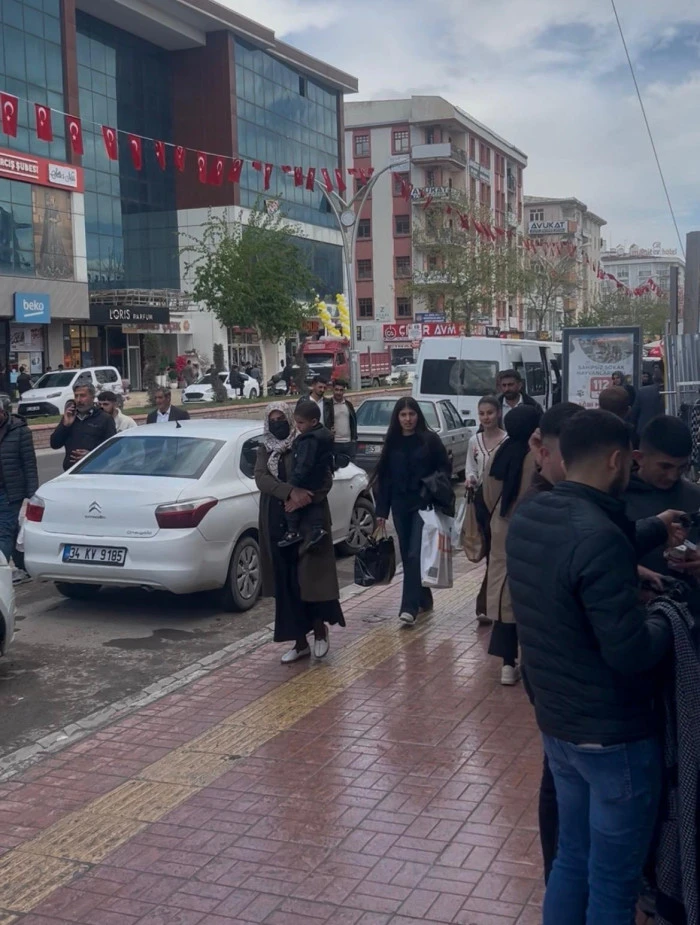 Erciş&rsquo;te Bayram Yoğunluğu &Ccedil;arşıyı Taşırdı