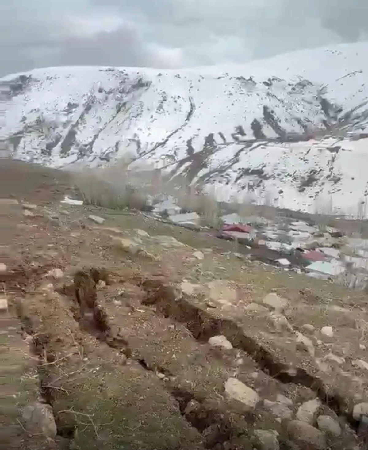 Erciş&rsquo;te Bazı B&ouml;lgelerde Toprak Kaymaları Oldu