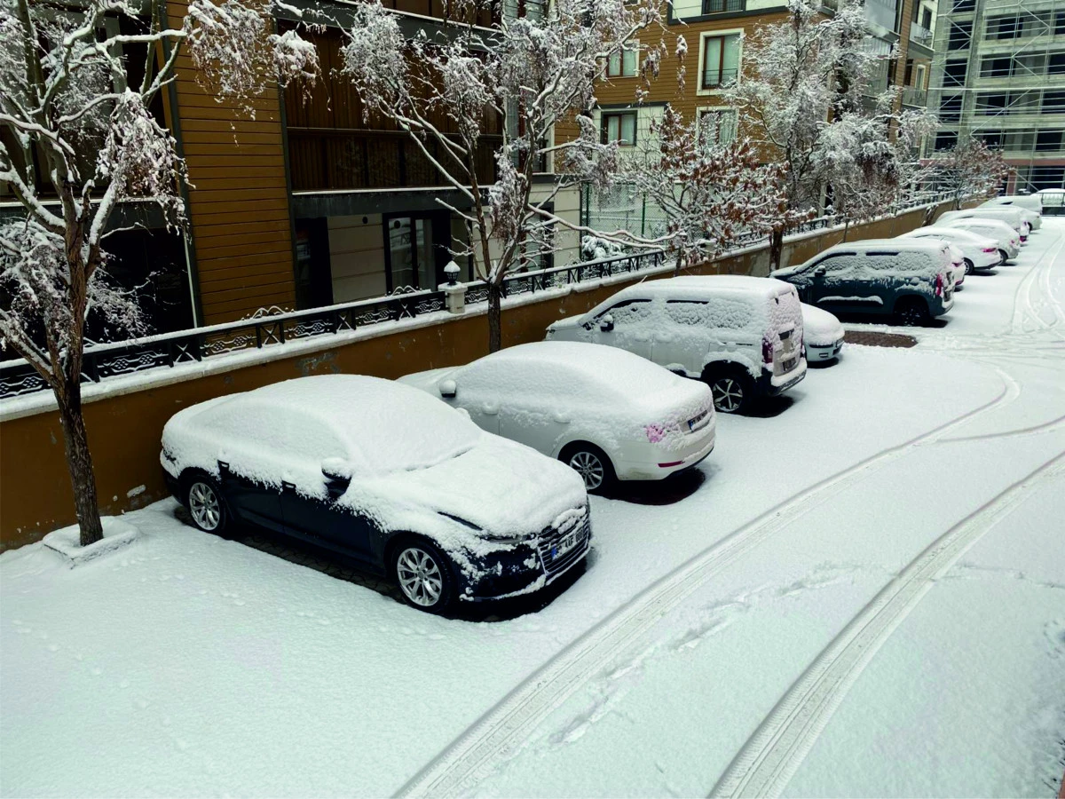 Erciş&rsquo;te Beklenen Kar Yağışı Başladı