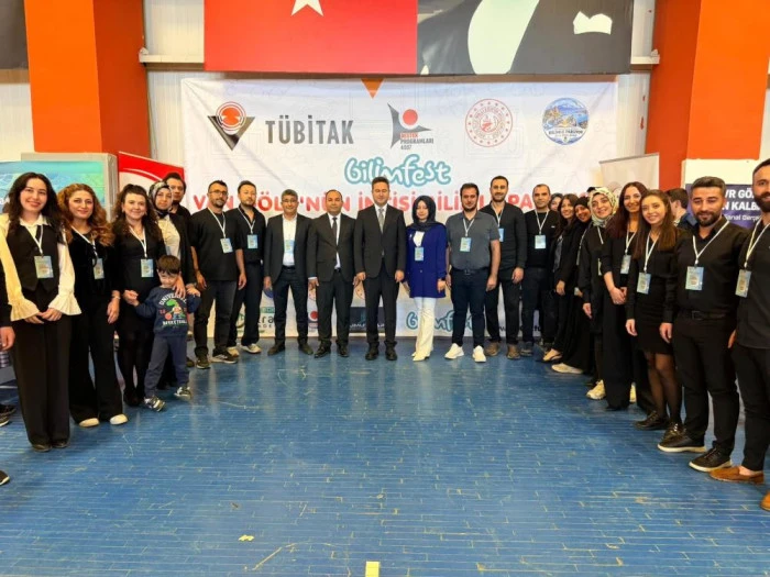Erciş'te Bilim Şenliği: &Ouml;ğretmen &ccedil;iftin &ouml;nc&uuml;l&uuml;ğ&uuml;nde gen&ccedil; zihinler bilimle parladı