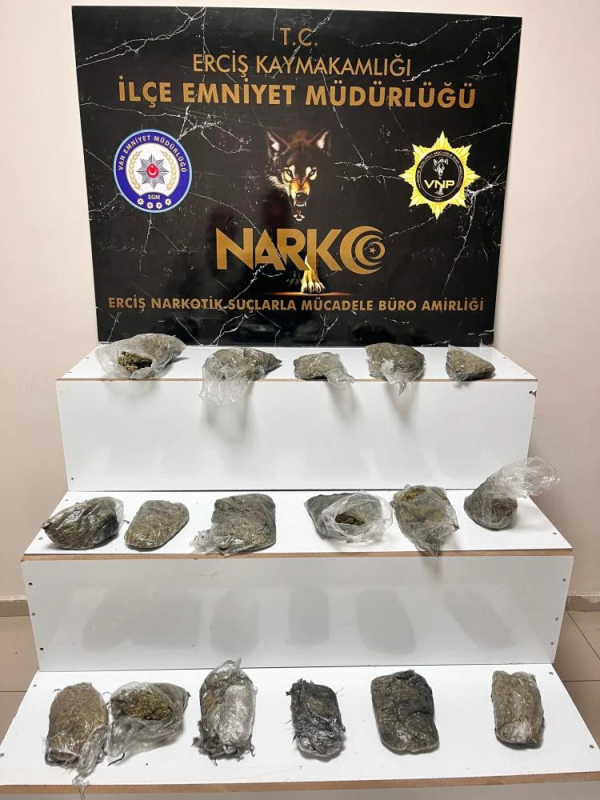 Erciş'te bir kamyonetin lastiğinde 4 kilo 400 gram esrar ele geçirildi