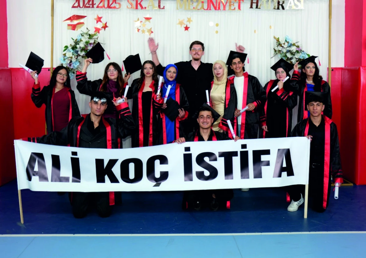 ERCİŞ’TE BİR LİSENİN MEZUNİYETİNDE FUTBOL DETAYI