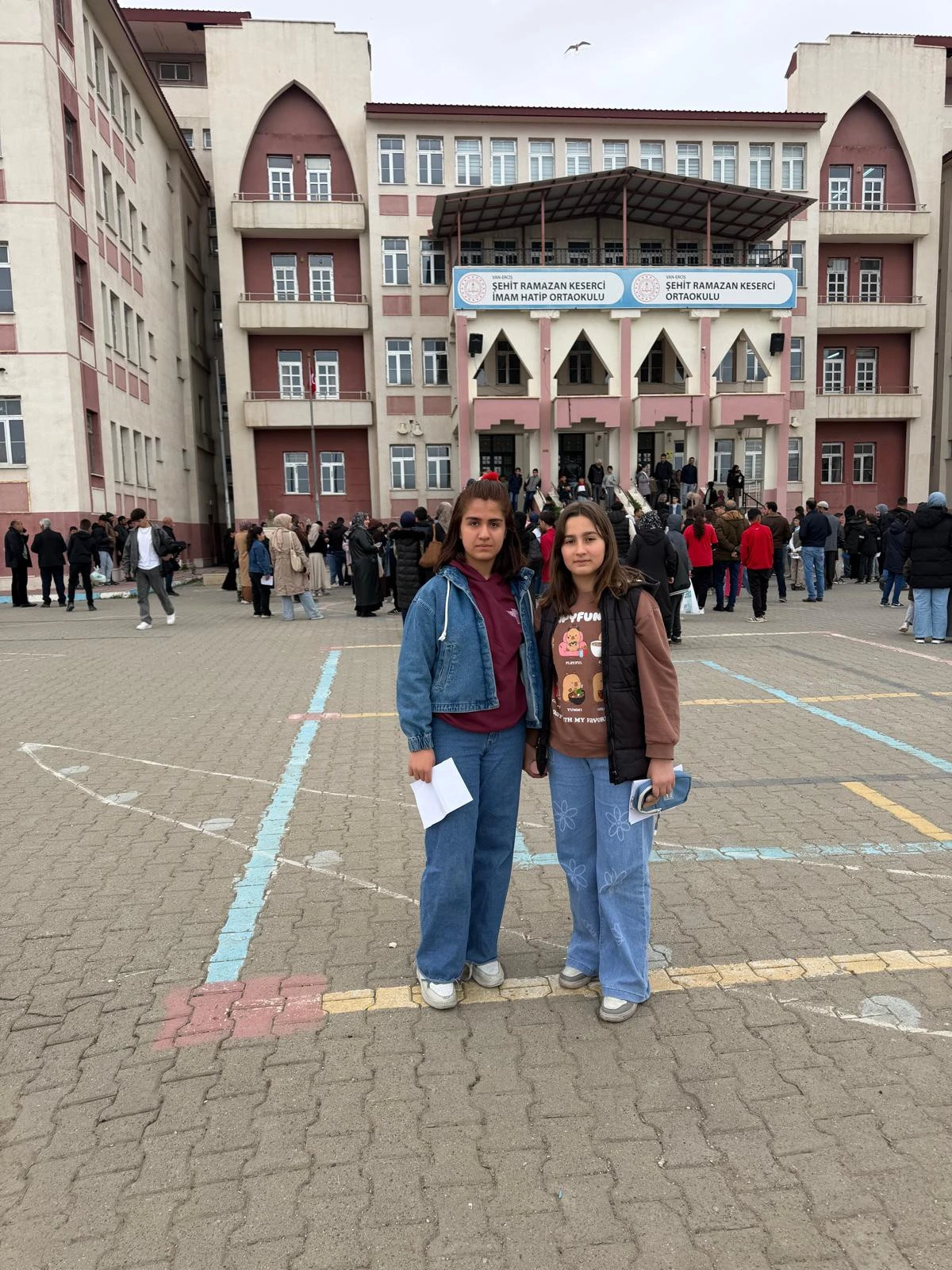 Erciş&rsquo;te Bursluluk Sınavı Heyecanı: &Ouml;ğrenciler Sınıflara Alınıyor