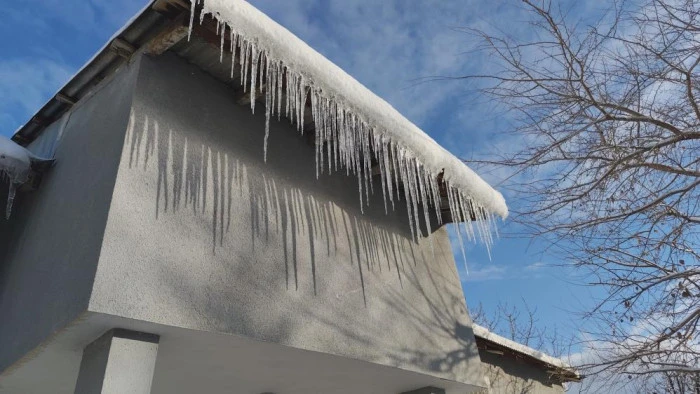 Erciş'te buz sarkıtları tehlike sa&ccedil;ıyor