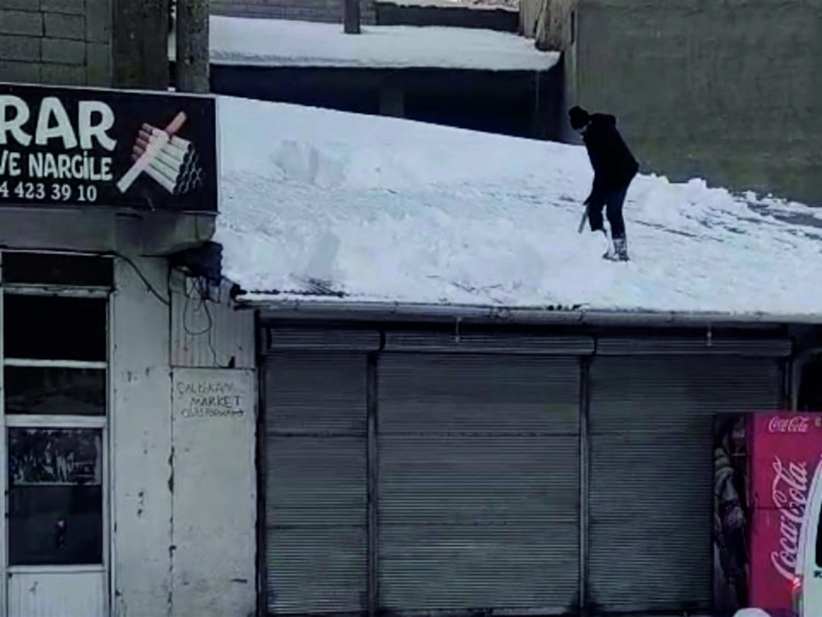 ERCİŞ&rsquo;TE &Ccedil;ATILARDAKİ KARLAR  TEMİZLENİYOR