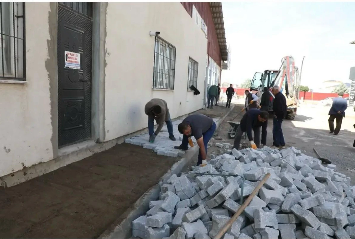 Erciş&rsquo;te &Ccedil;ınarlı Mahallesi&rsquo;nde Kaldırım &Ccedil;alışması