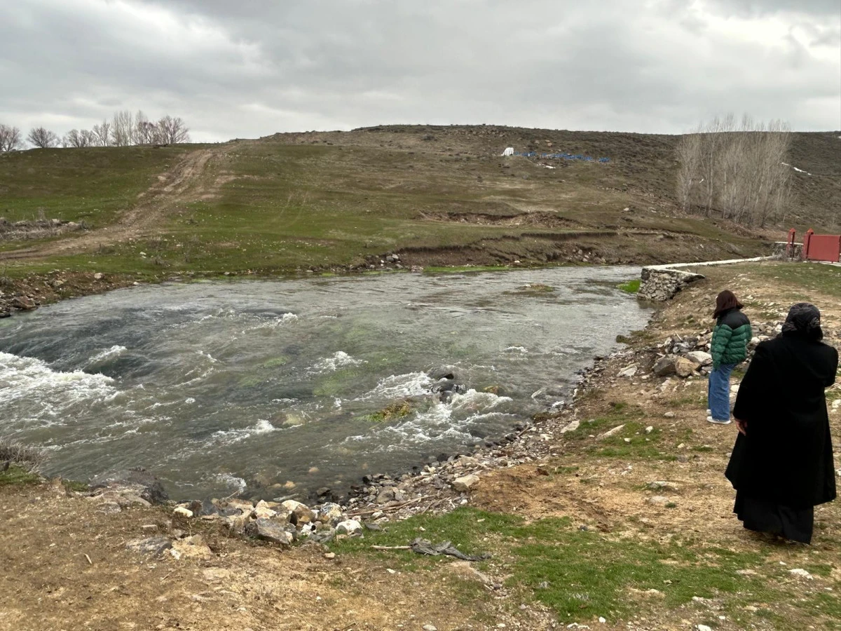 Erciş&rsquo;te Dereler Coştu: Kar ve Yağmur Suları Hayat Verdi