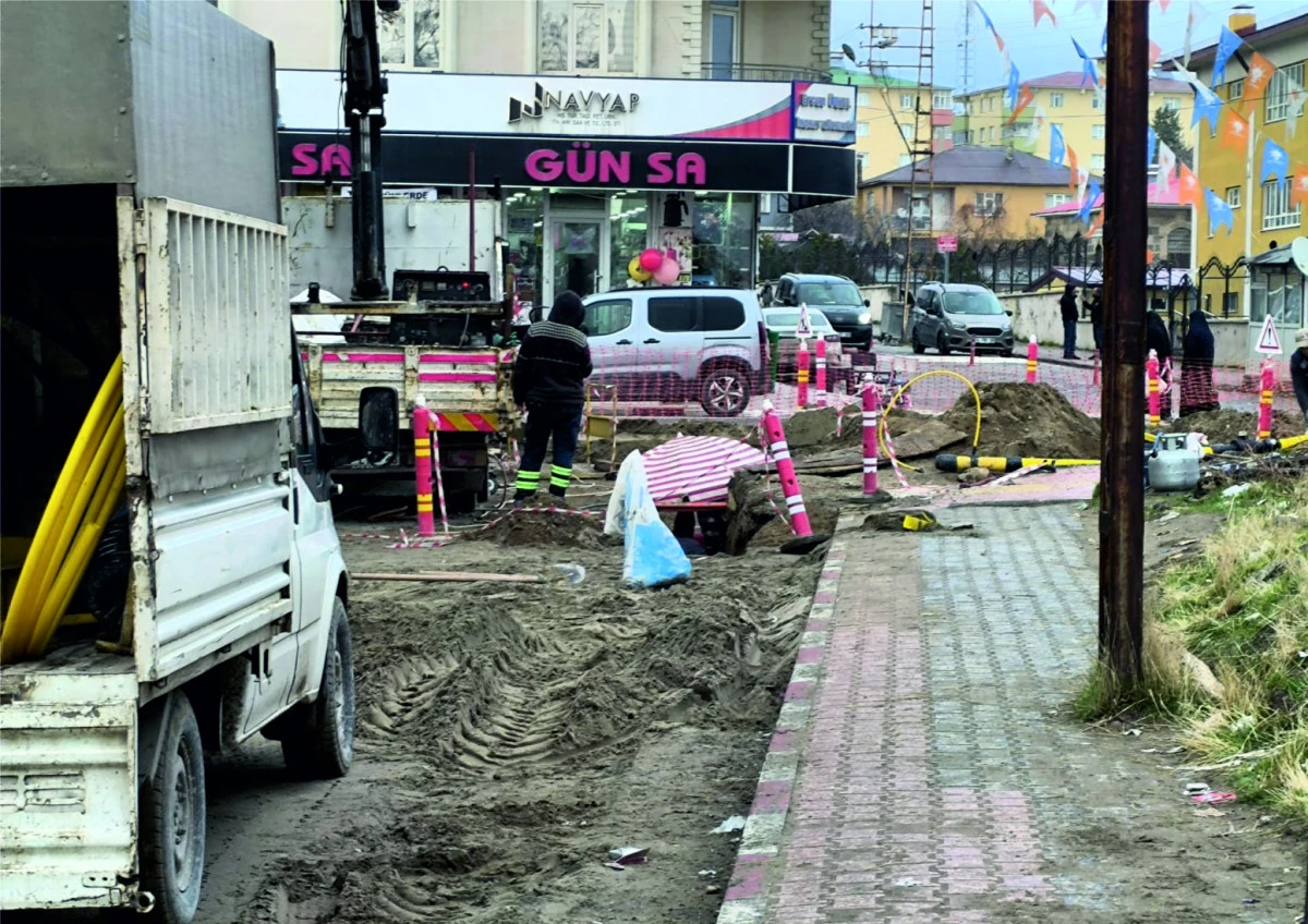 ERCİŞ’TE DOĞALGAZ  ÇALIŞMALARI TRAFİK  SORUNUNA NEDEN OLUYOR