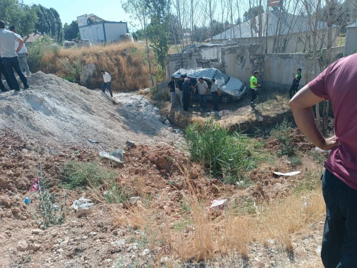 Erciş&rsquo;te hafif ticari kamyonet takla attı: 4 yaralı