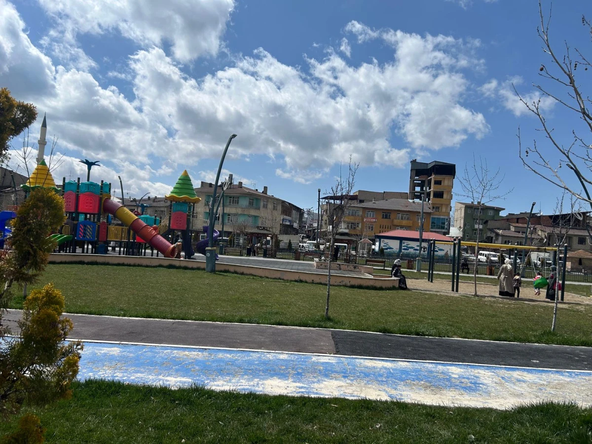 Erciş&rsquo;te İki Mevsim Bir Arada: Kırsalda Kış, Merkezde Bahar