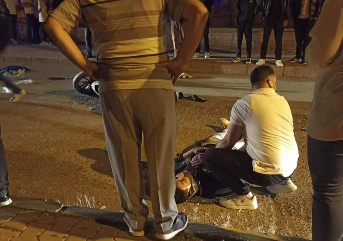 Erciş'te iki motosiklet kafa kafaya çarpıştı: 3 yaralı