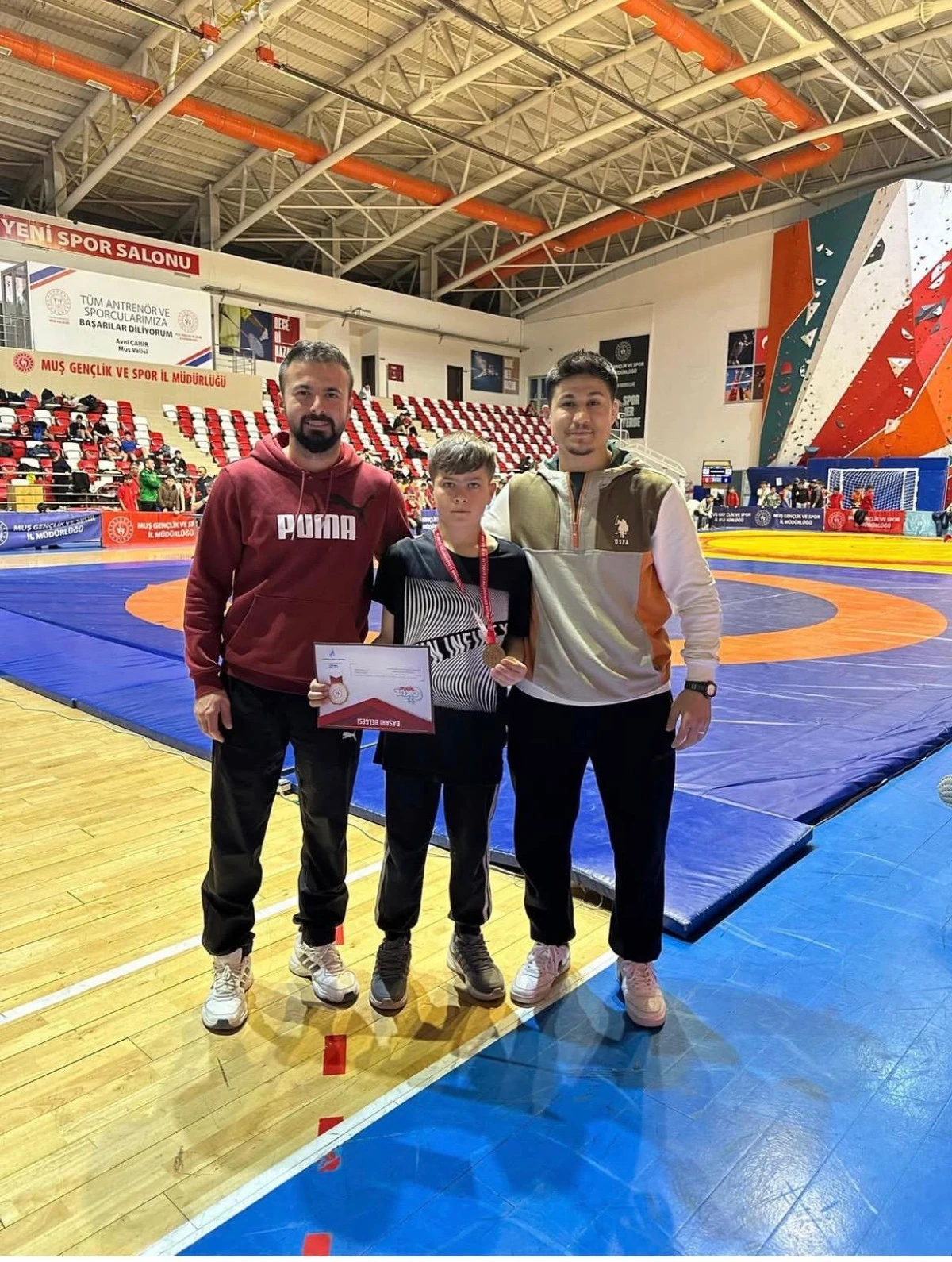 Erciş&rsquo;te İki Okuldan G&uuml;reşte B&uuml;y&uuml;k Başarı: T&uuml;rkiye Şampiyonası&rsquo;na Katılacaklar