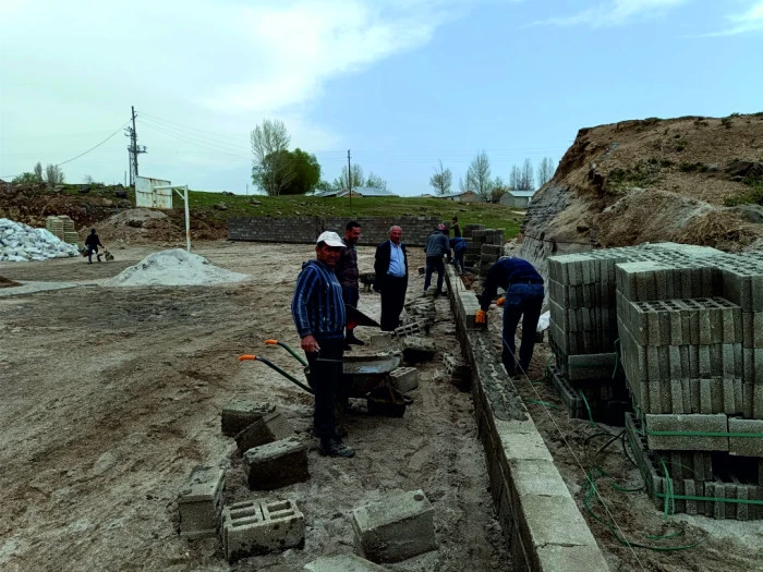 ERCİŞ’TE İMECE USULÜ  OKULUN BAHÇE DUVARI YAPILDI