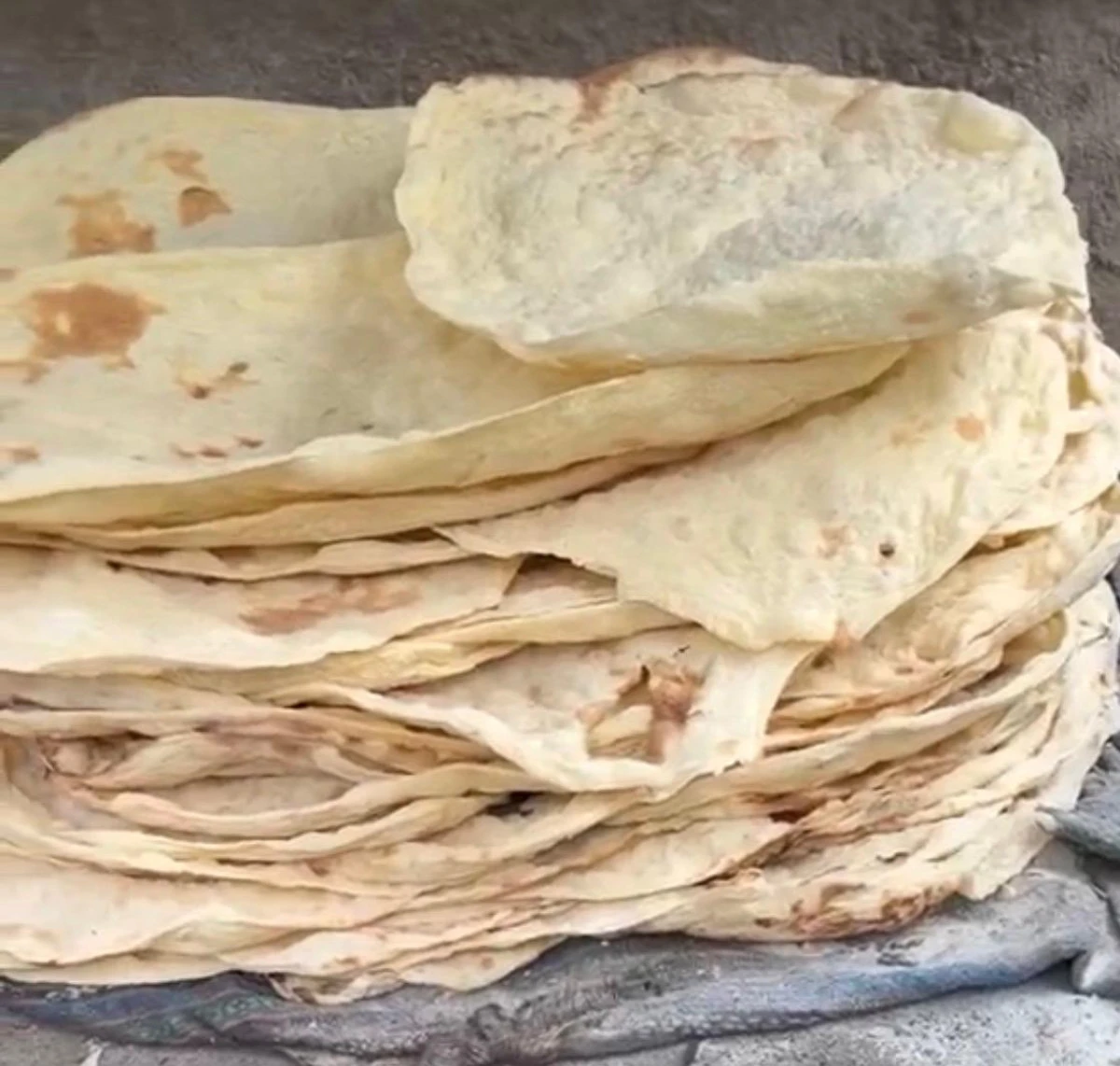 Erciş&rsquo;te Kadınlar Kışlık Ekmek Mesaisinde