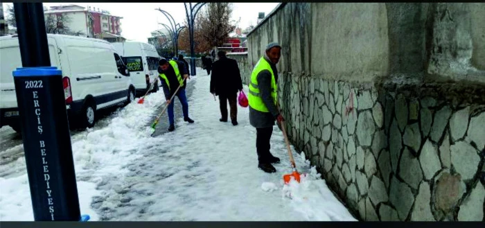 ERCİŞ&rsquo;TE KALDIRIM TEMİZLEME  &Ccedil;ALIŞMALARI ARALIKSIZ S&Uuml;R&Uuml;YOR